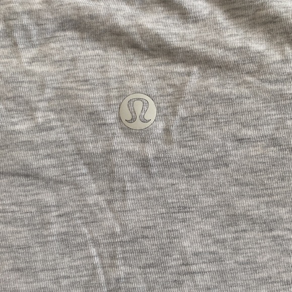 ❤️ Lululemon Cates Tee Size 4 Heathered Core Ultra Light Grey NWOT - Picture 9 of 10
